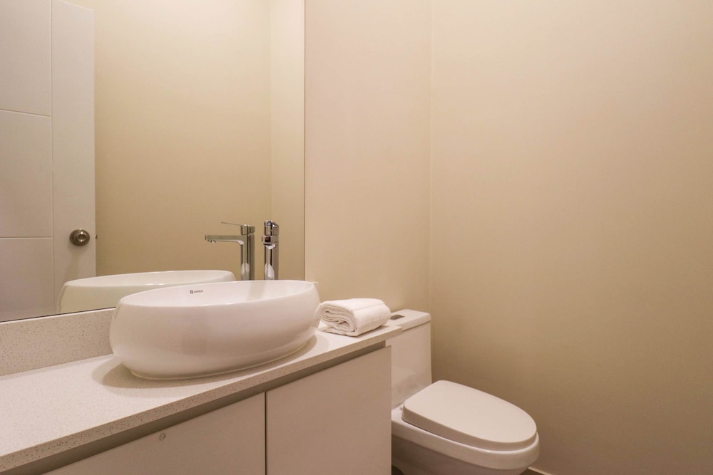 w Beautiful 2BR w Terrace Near Kennedy Park