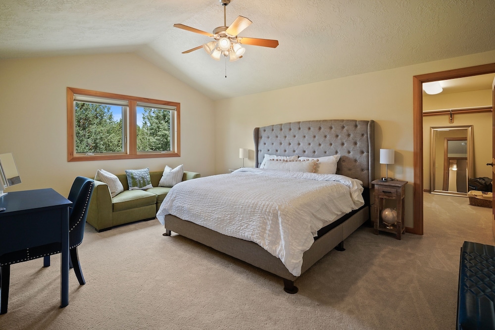 Family-Friendly Dara Oaks Home with Private Hot Tub and BBQ on the Deck by RedAwning