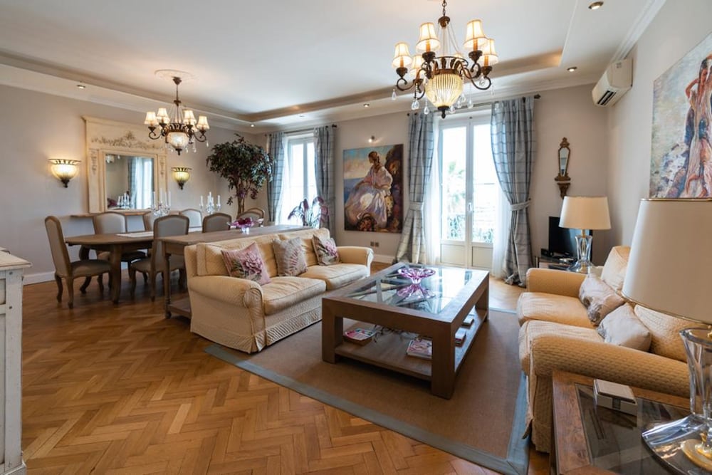 Charming 2 Bedroom apt in Central Cannes Walking Distance to Beaches Croisette and the Palais - 678