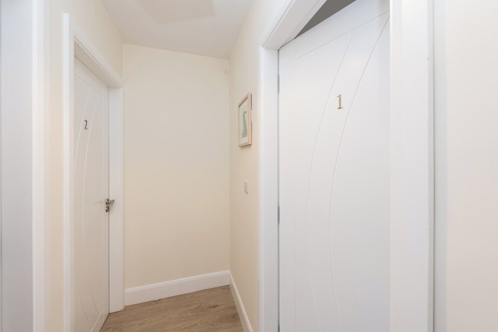 2br-sleeps4-parking-nearcork-6mintoairport