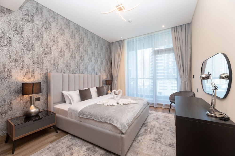 SIMPLY COMFORT Urban Chic Suites in J One Tower City & Canal Views