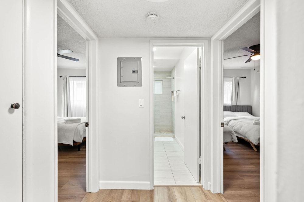 Modern Cozy Retreat Stylish Stay With Patio Parking