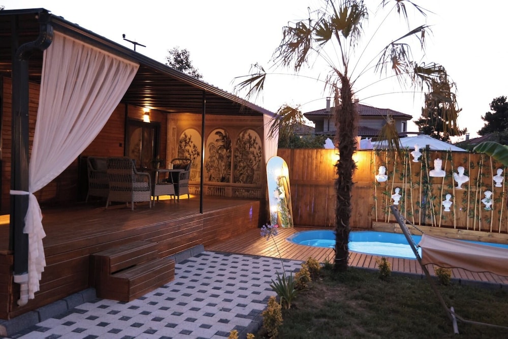 The Jungle Bungalov