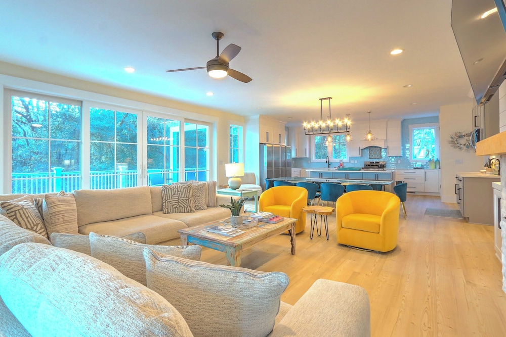 Beachside Boardwalk & Views Pool + Hot Tub 202 on the Sound