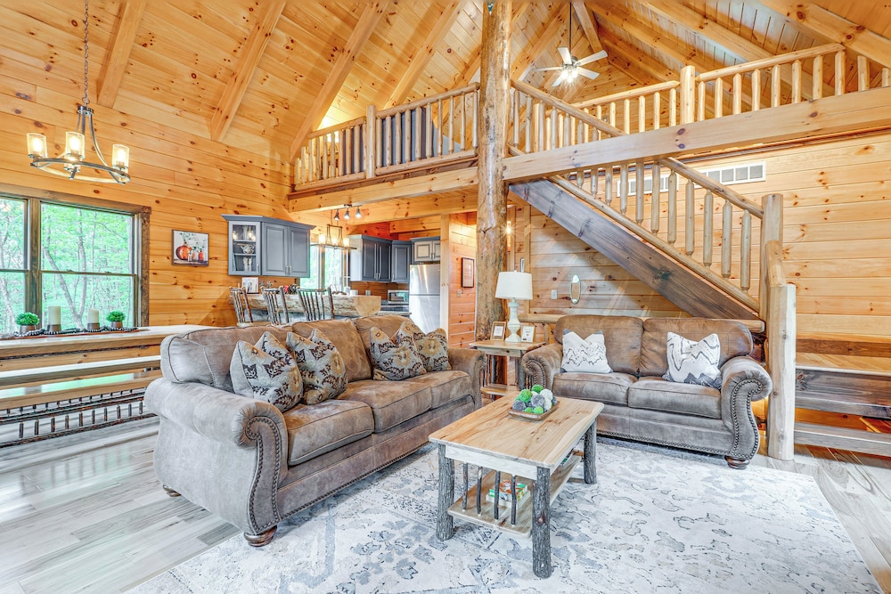 15 Mi to Hocking Hills: Secluded Cabin w/ Hot Tub
