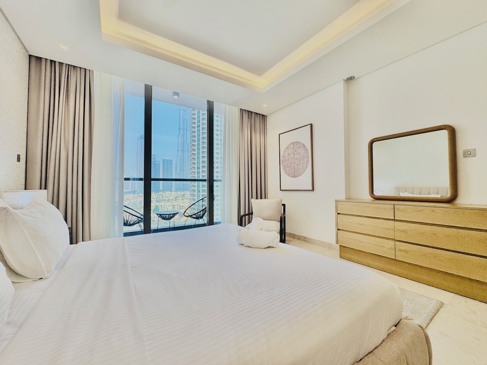 Venduras Chic 1BR Burj Views Sterling