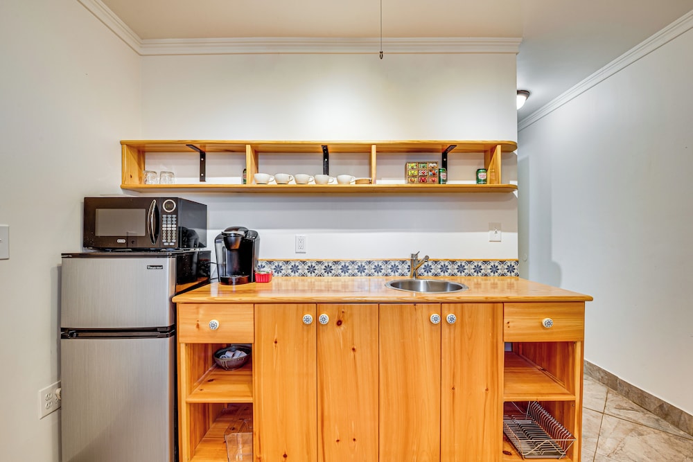 1 Mi to Train: ATL Area Apt w/ Patio & Shared Yard