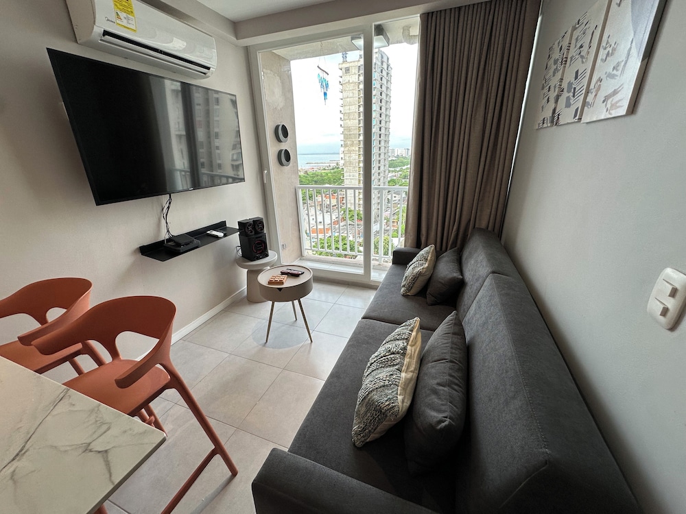 Modern Apt Near Beach & Center -Sunset47