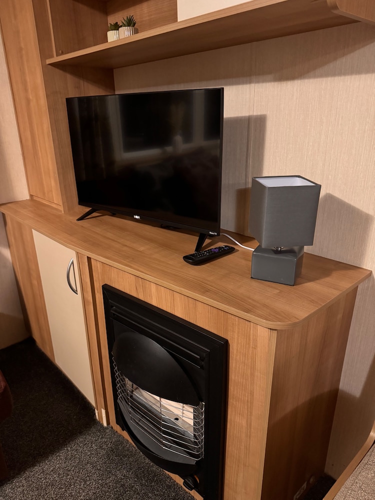 2 Bed Caravan - Sleeps 6 - Pet Friendly, Parking
