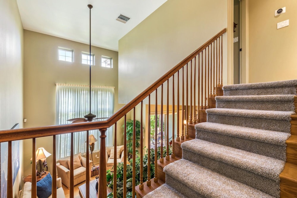 Beautifully Furnished - Hawaiian Villa - AC & Wifi! - Vrkcv