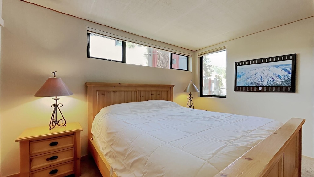 3 Outdoor Spas, Pool, Sauna and Free WiFi and Parking - Unit 531 at 1849 Condos - Slopeside by RedAwning