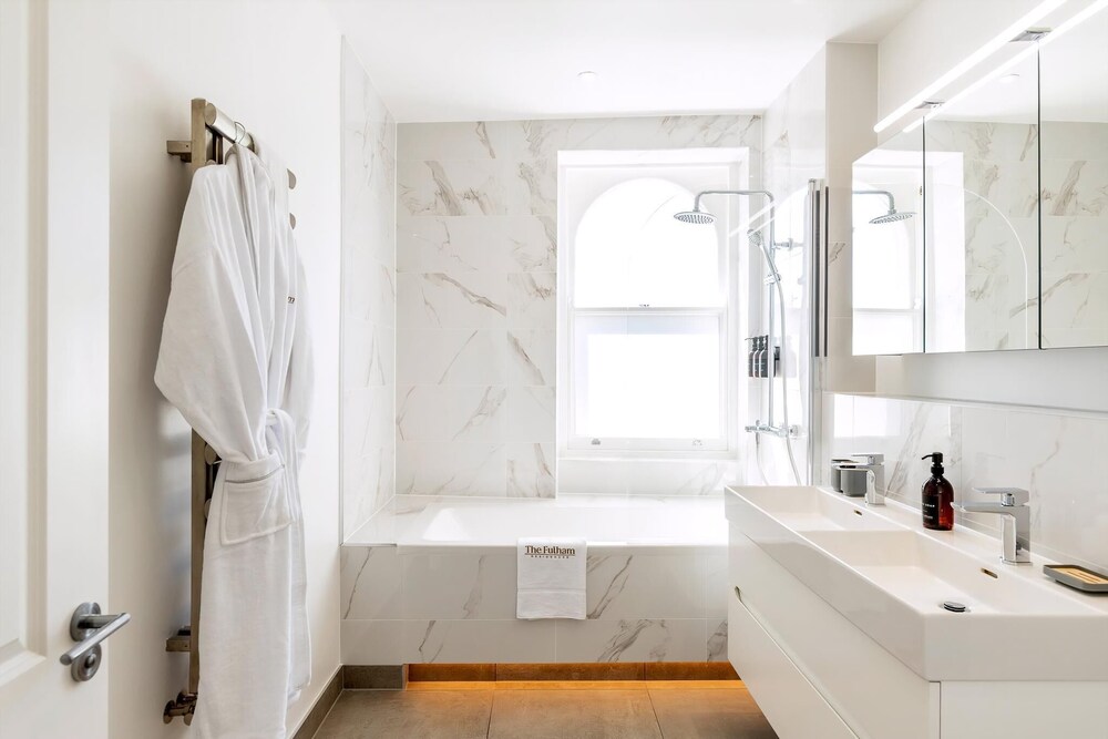 Light & Luxury Chelsea Apartment: Private Balcony!