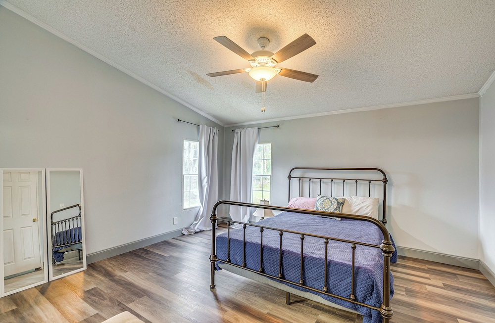 Charming Farmhouse in Morriston w/ Fenced Yard