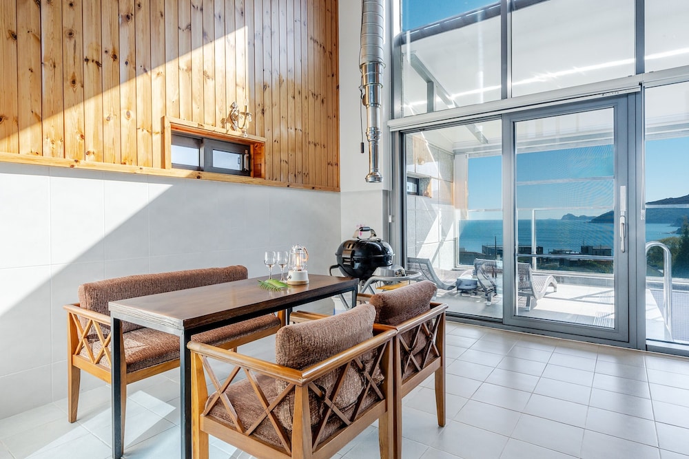 Geoje Pension Kan Pool Villa