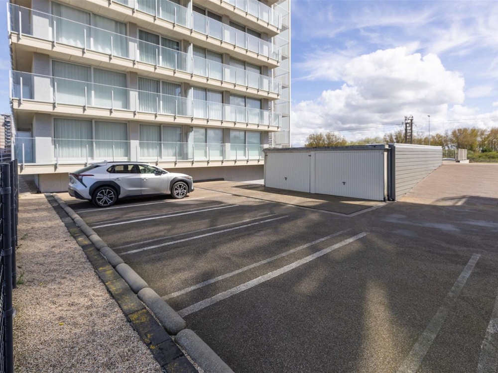 Apartment on Zeedijk With Sea Views