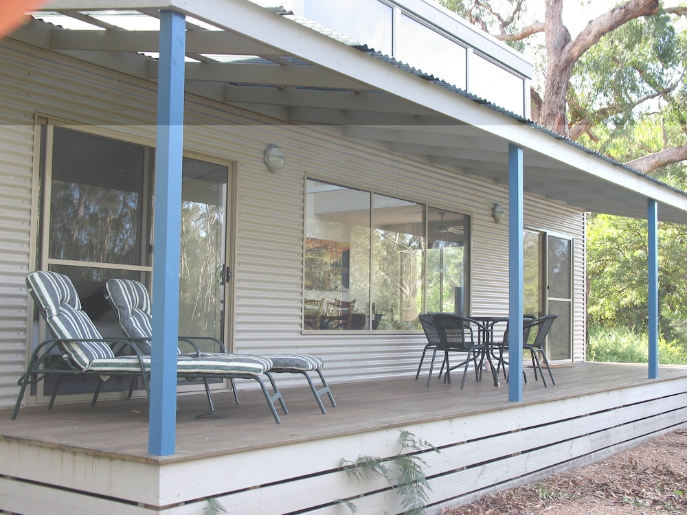 Waterfront Retreat At Wattle Point
