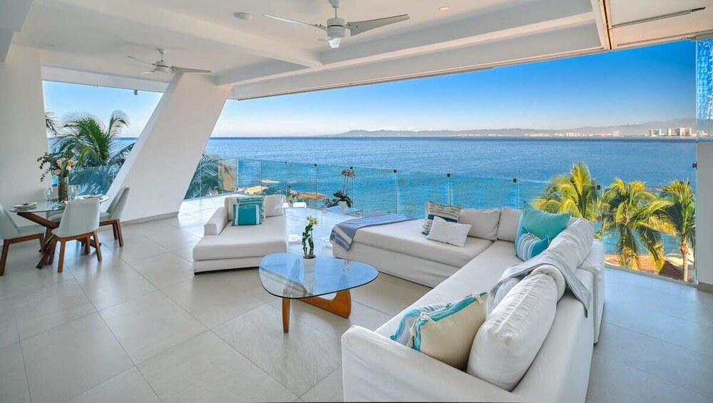 Luxurious 2BR Condo - Amazing Ocean View - Pool
