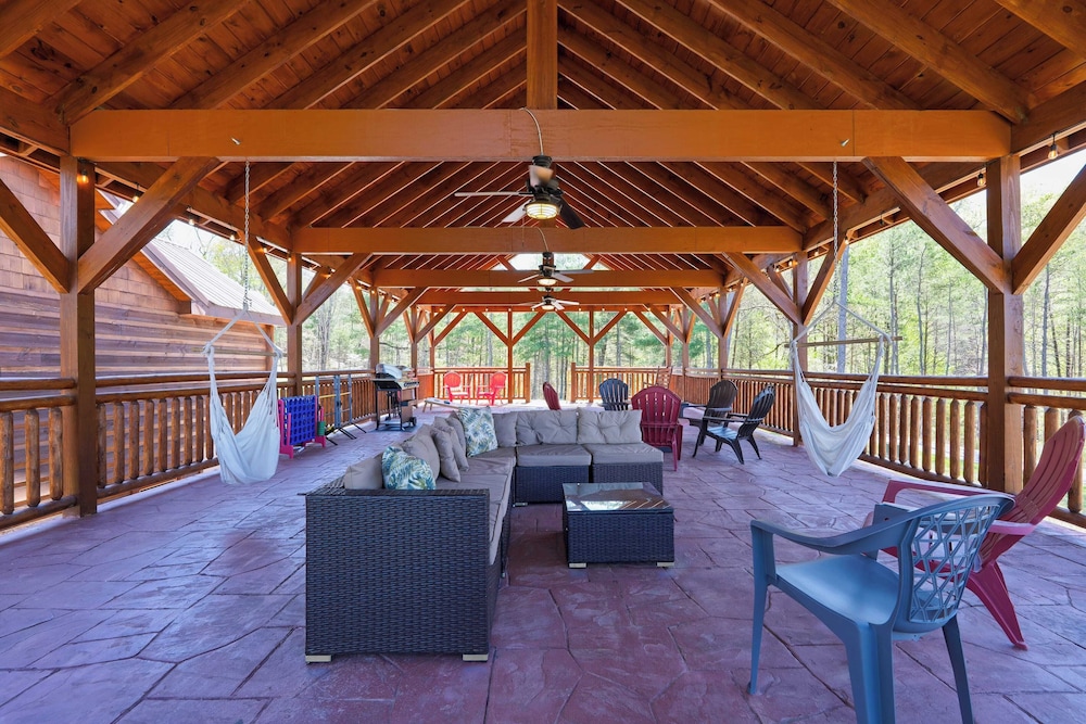Dolly's Lodge by Avantstay Sleeps 28 - Luxe Smokies Cabin Game Room, Hot Tub, Views, Near Attractions