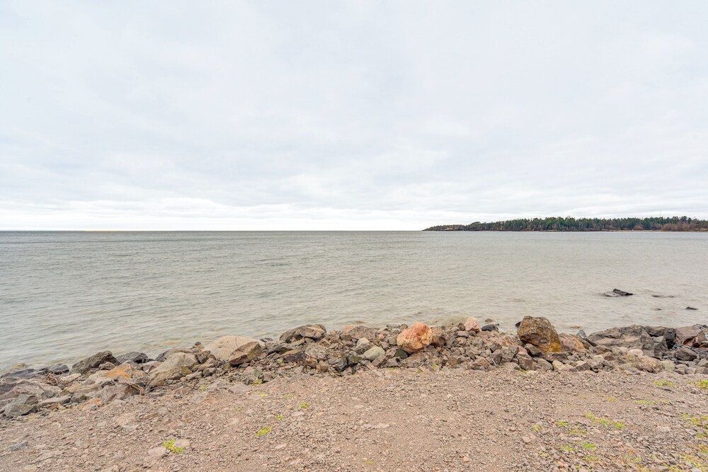 Pool & Lake Access: Northern Lakes Retreat!