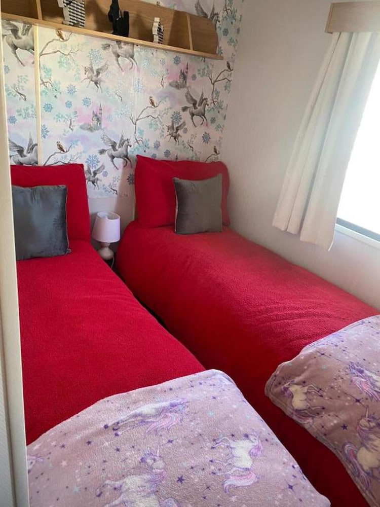 Sleeps 6, Gym, Entertainment, Pool, Beach view 2