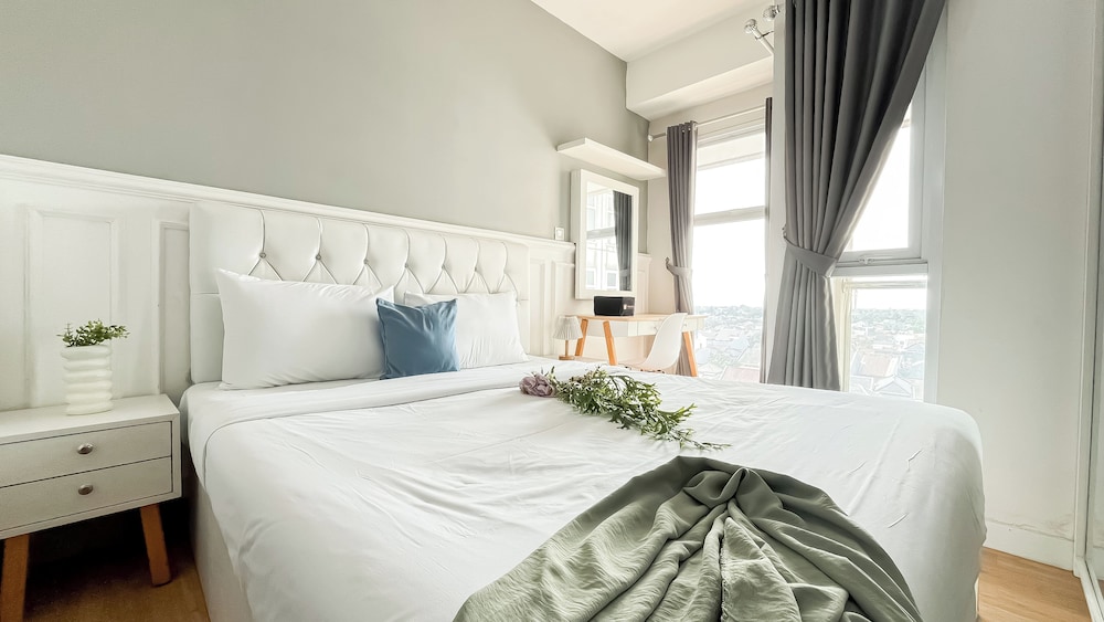 White Tone Studio At Amazana Serpong Apartment