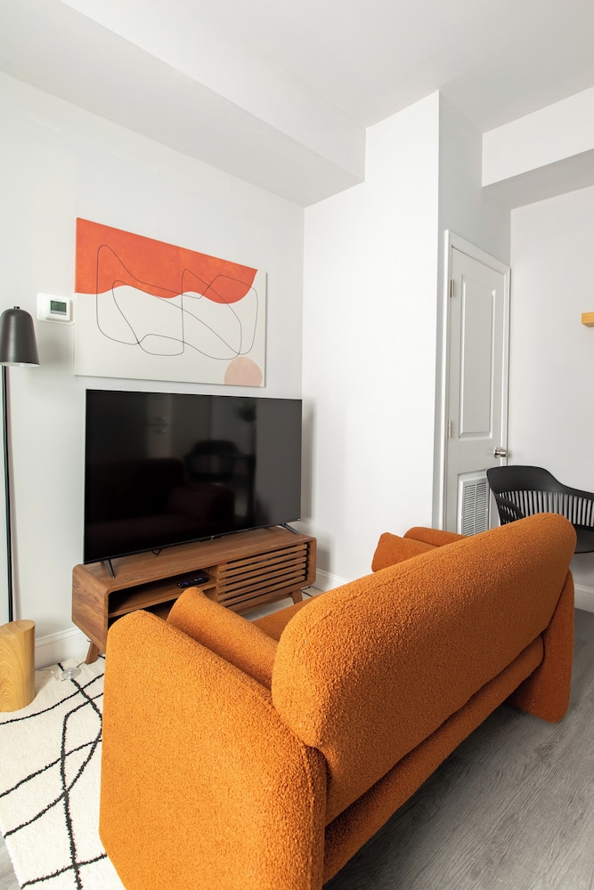 Chic & Cozy Philly Stay in City Center