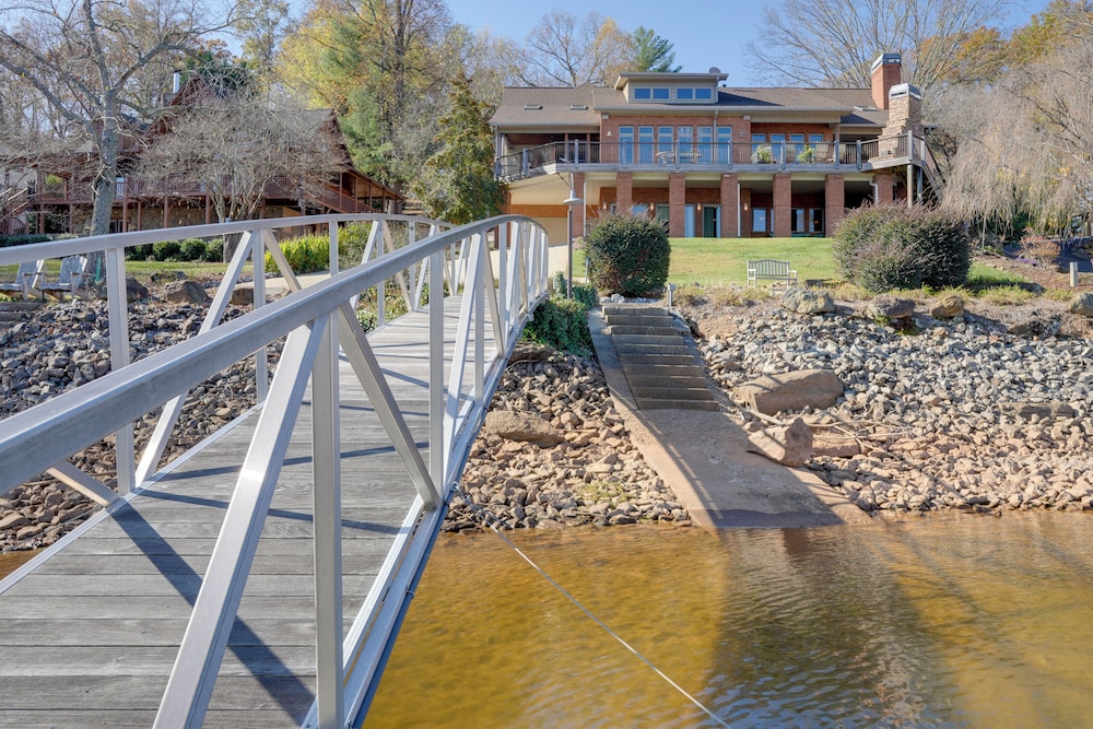 Lake Chatuge Apt w/ Boat Dock in Hayesville!