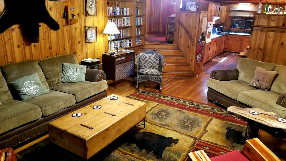 Bear Creek Lodge and Cabins in Helen Ga - Pet Friendly, River on Property, Walking Distance to downtown Helen