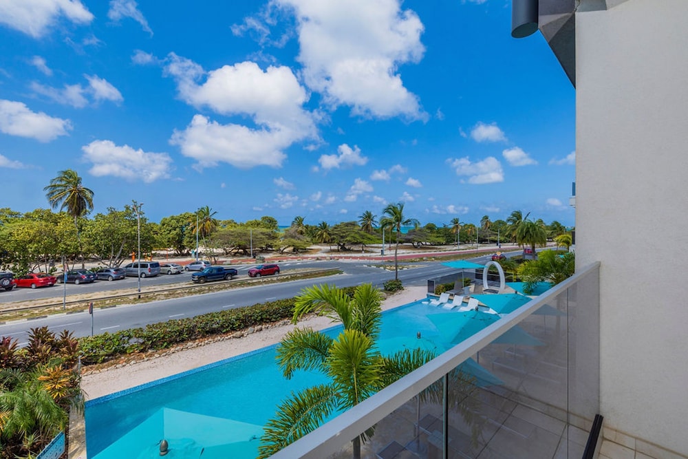 Beachfront Luxury NEW 3br2 5BA Condo Eagle Beach