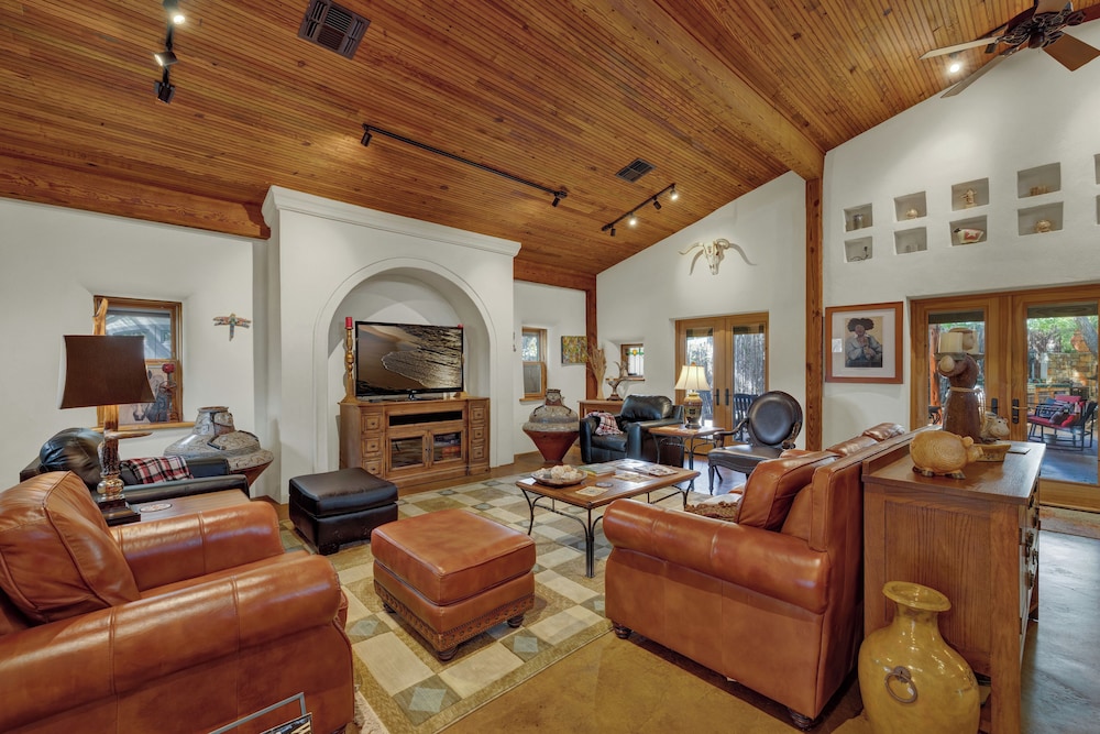 The Willows Casa Grande + Sundown Suite Sleeps 13 - Close to Main St
