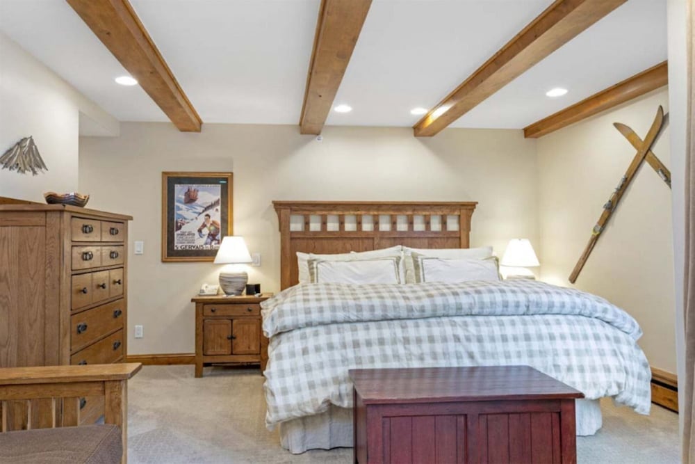 Centrally Located 3 BR in Lionshead Village w/ Pool, Walk to Lift!