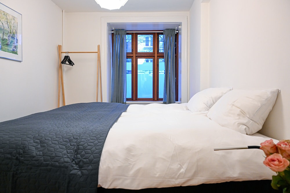 Sanders Park - Charming 1-bdr Apt Close to Metro view 2