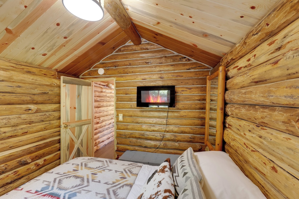 Mcgregor Lake Access: Cabin in Wooded Wilderness