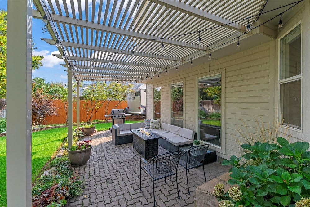 Cozy 5BR w Fire Pit BBQ Near Topgolf Fun