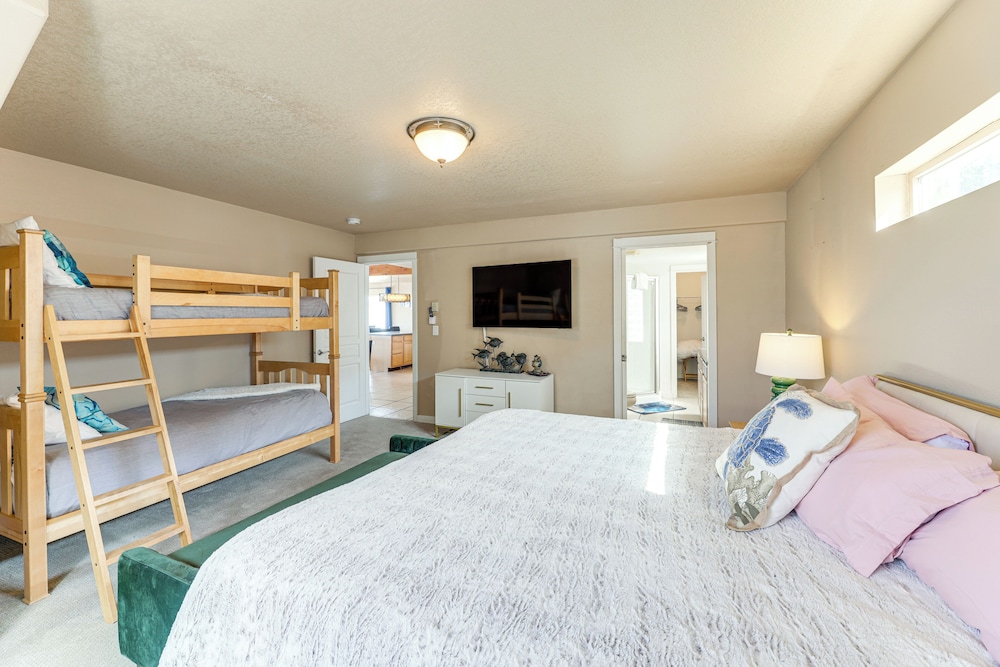 Group Friendly! Rockaway Beach Oasis w/ Game Room