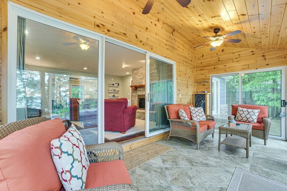 Sunroom, Dining Pavilion & More: Gem on Burt Lake!