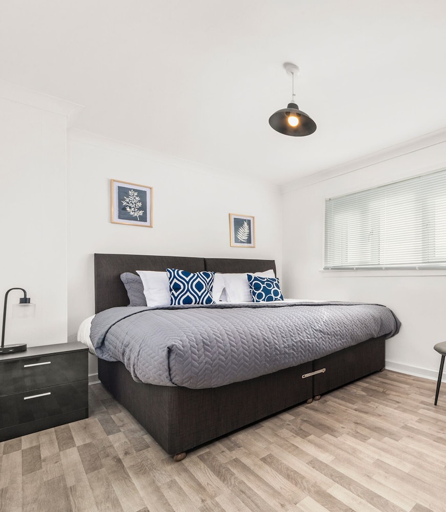 Three Bedroom Apartment by Klass Living Serviced Accommodation Coatbridge - Berwick Apartment With WiFi &Parking view 3