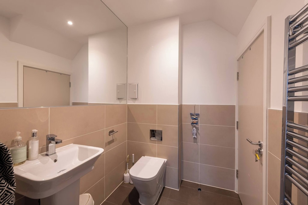 Stylish 3-bed Townhouse With 3 Baths in Southgate