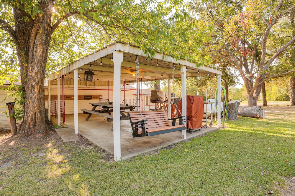 Treetop Beach Condo Sleeps 7!