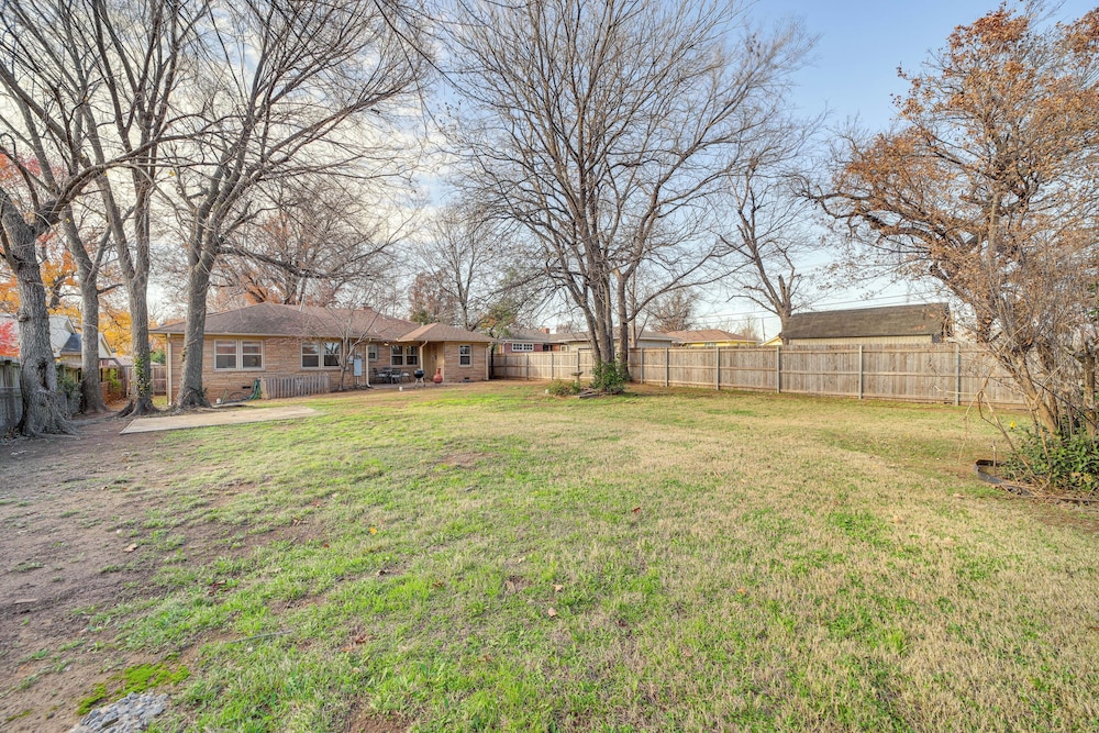 Tulsa Home 5 Mi to Downtown: Groups Welcome!
