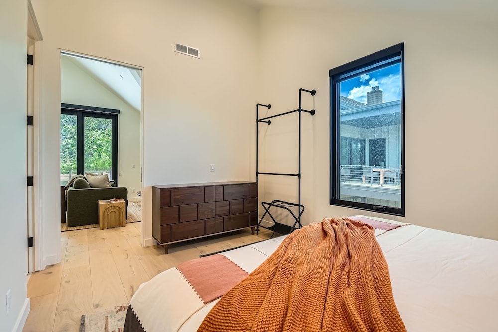 Park City Perfection On Lowell! 1063 4 Bedroom Home