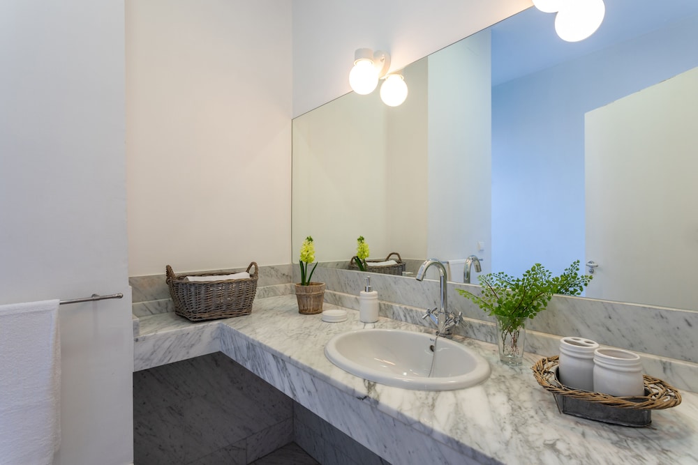 3 Bd Apartment With Balconies Next to Larios Street. Larios