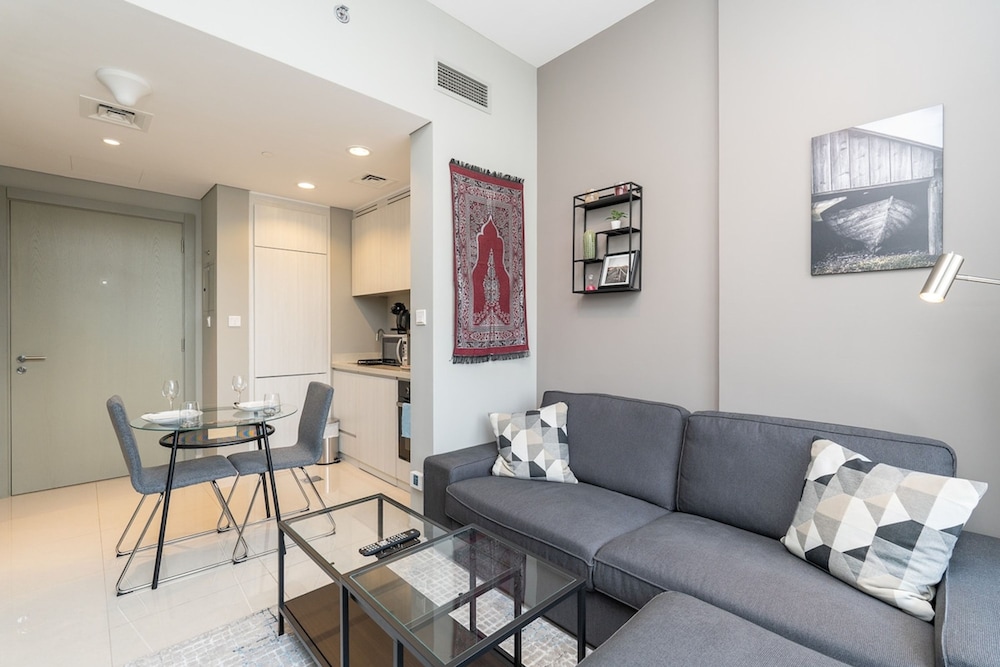 Stylish 1-bedroom Apartment With Stunning Canal Views at Business Bay