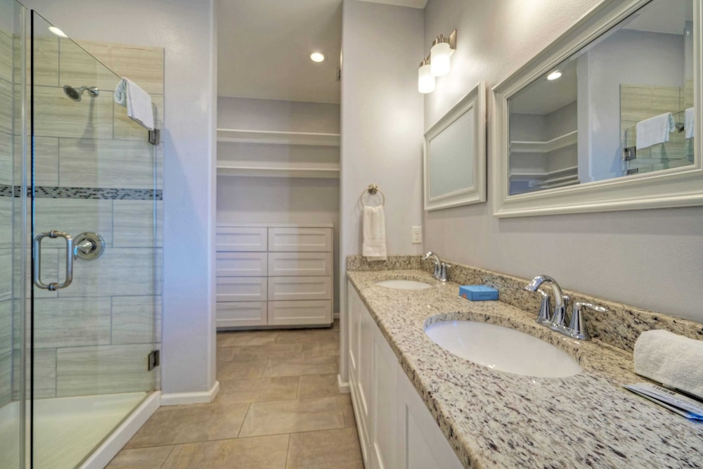 2 Homes on the Bay, Shared Waterfront Pool + Boat Dock Laguna Village Paradise