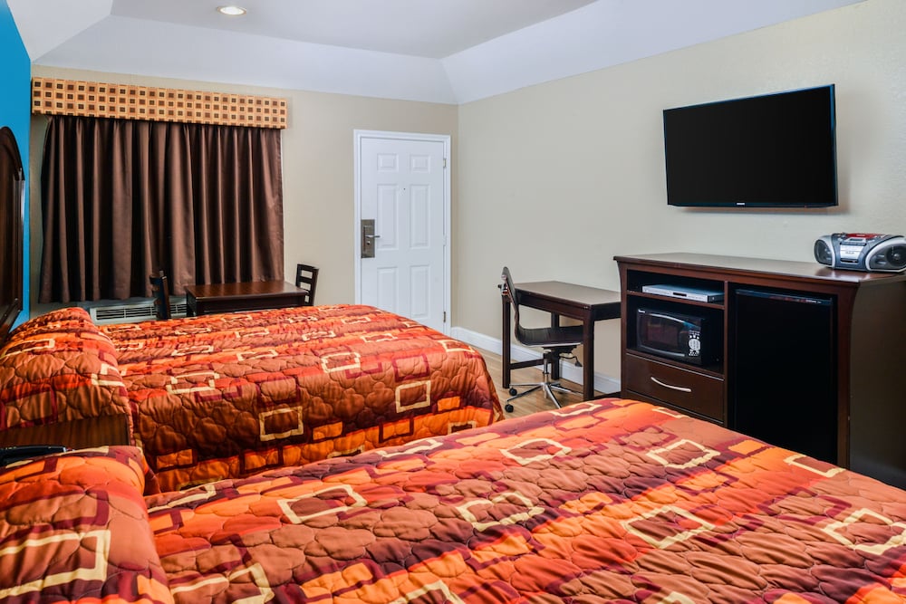 Scottish Inn & Suites Highway 6 South