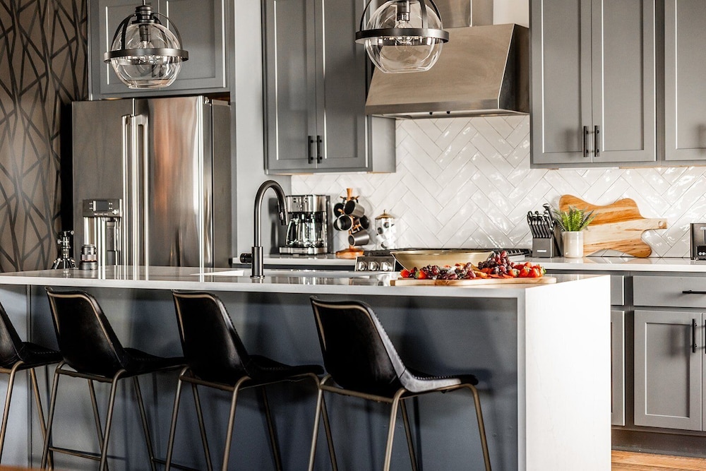 Heart of Gulch - 4 Min to Broadway - Designer Home