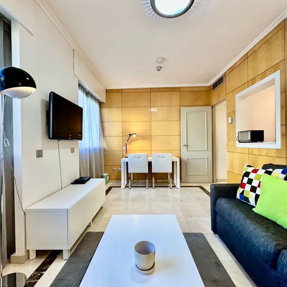 Engracia Square 1-bedroom Apartment in Chamber
