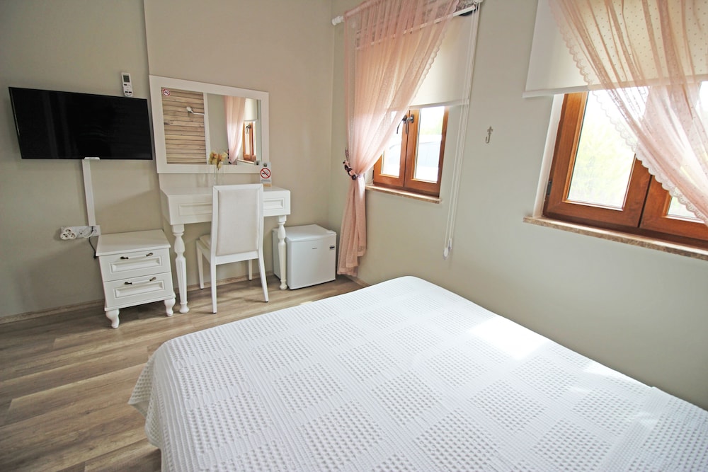 Karina Vineyard Evi - Image 13