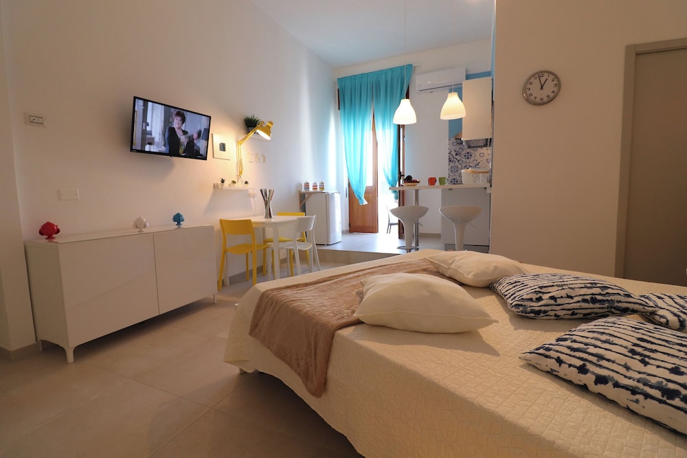 Casa Maya Modern Open-space Apartment Steps From Otrantos Seafront