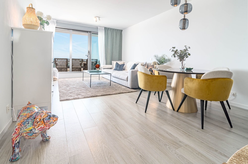 OV2 1B - Bright and Modern 3 Bedroom Apartment